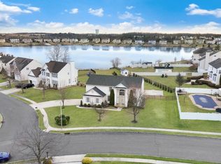2 Scenic Point Cir, Sicklerville, NJ 08081