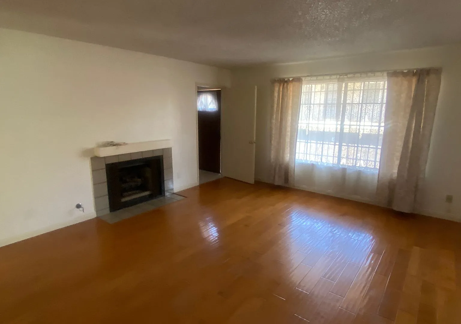 Renovated Townhome with Garage *Appointment* — Photo 3