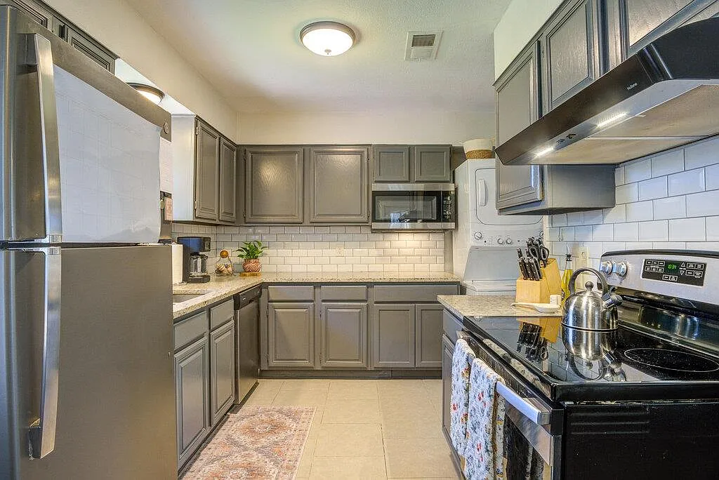 3 bed, 1.0 bath, 1053 sqft, $1,450 — Photo 3