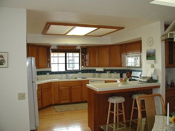 Spacious kitchen with breakfast bar