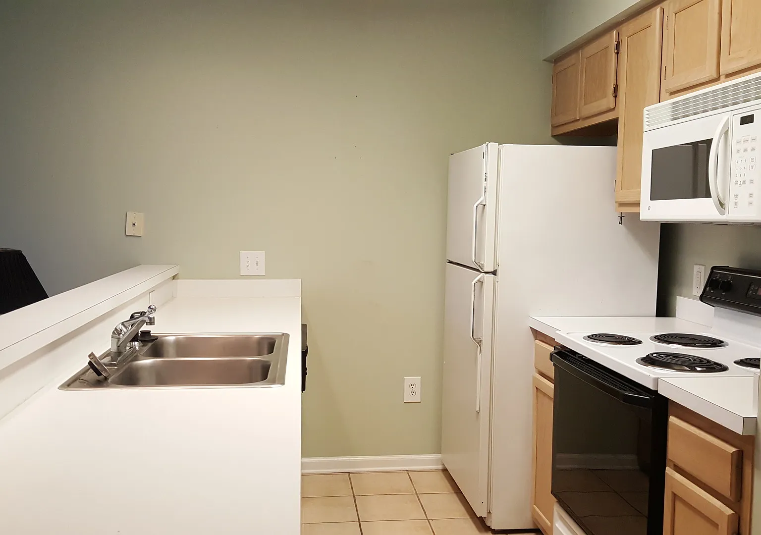 Reduced! Fully Furnished 1 Bedroom Condo In River Oaks — Photo 4