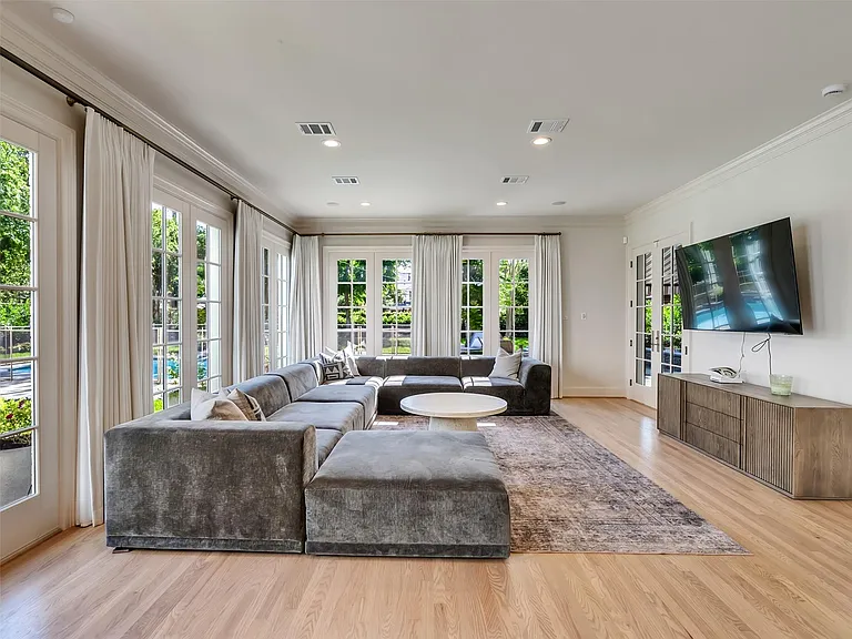 6608 Vanderbilt St — Photo 10