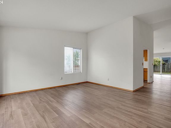 4th image of 664 SE 72nd Ave