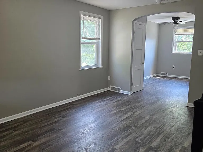 835 E Cold Spring Ln — Photo 2