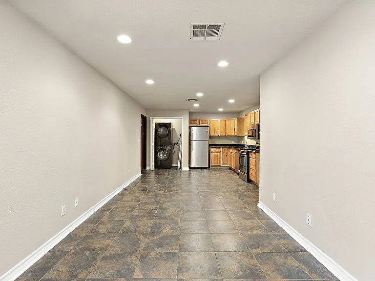 525 W Hutchison St #A — Photo 4