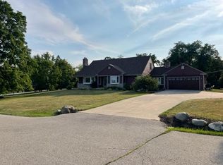 2425 Maple Hill Ln, Brookfield, WI 53045