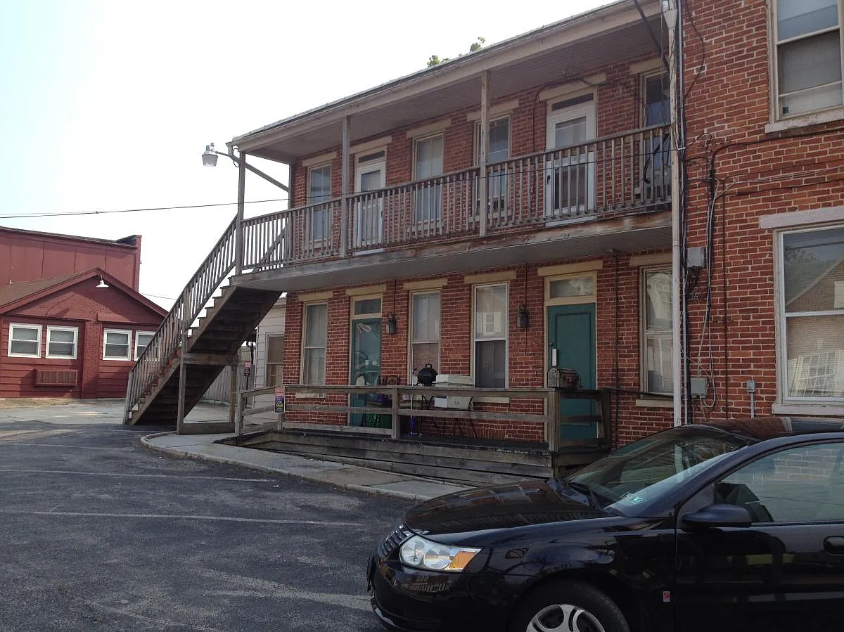 3 bed, 1.5 bath, 1500 sqft, $1,025 — Photo 1