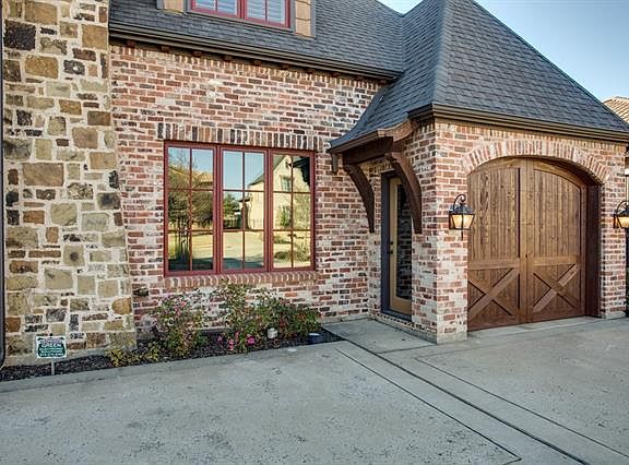 4th image of 809 Regina Ct