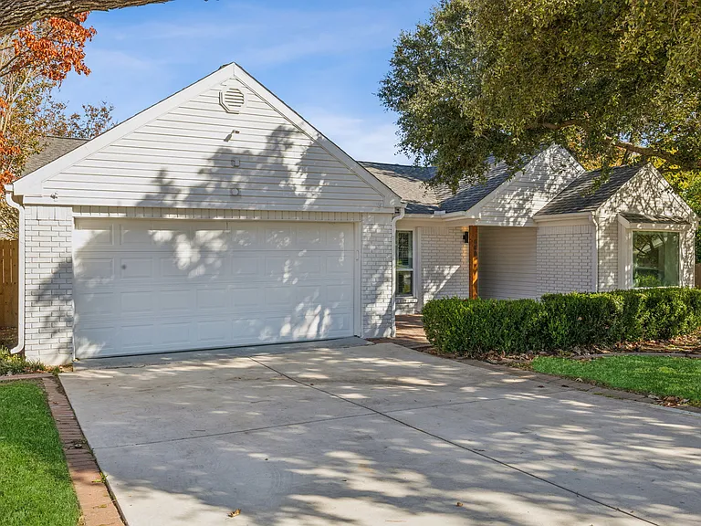 849 N Riverside Dr — Photo 28