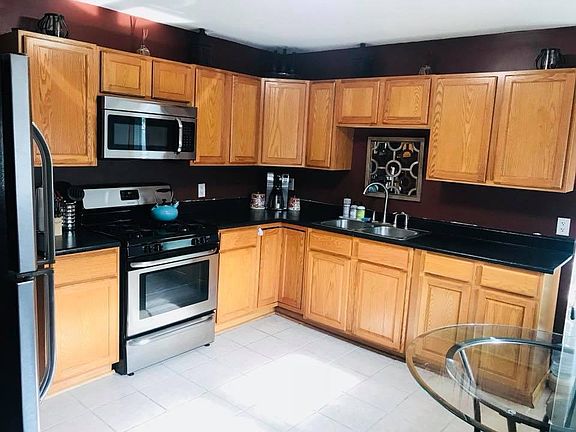 5th image of 914 Hollyberry Dr