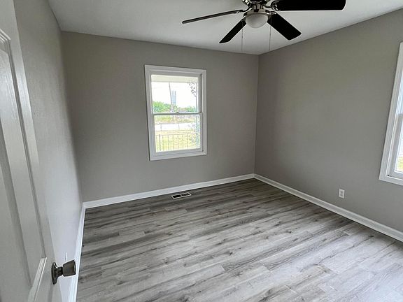 5th image of 704 N 73rd East Ave