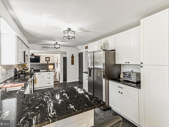 5th image of 33 Gray Birch Rd