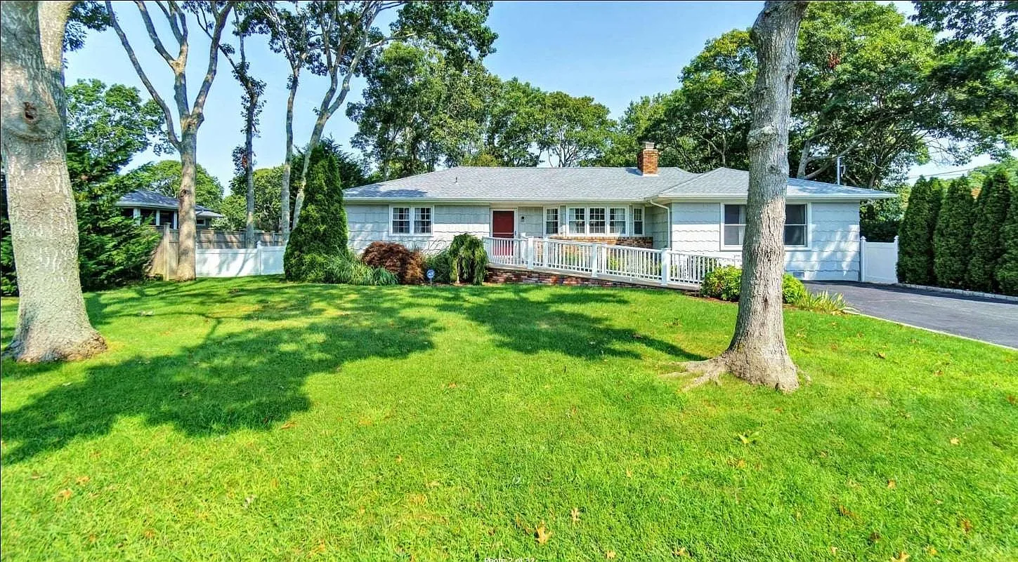 Hampton Bays, 3 bd 3.5 bth w Pool Near Ocean 6k month Year Round — Photo 4