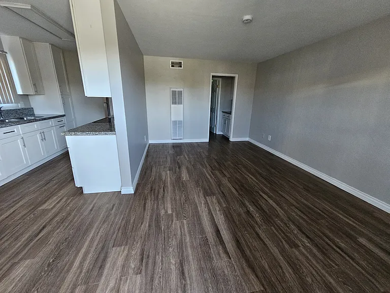 4685 Kansas St — Photo 4