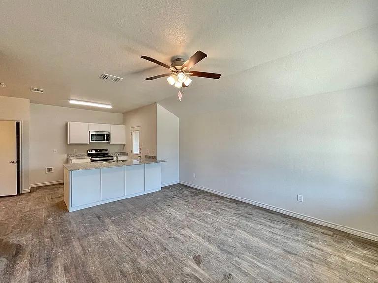 1708 Clovis Dr — Photo 3
