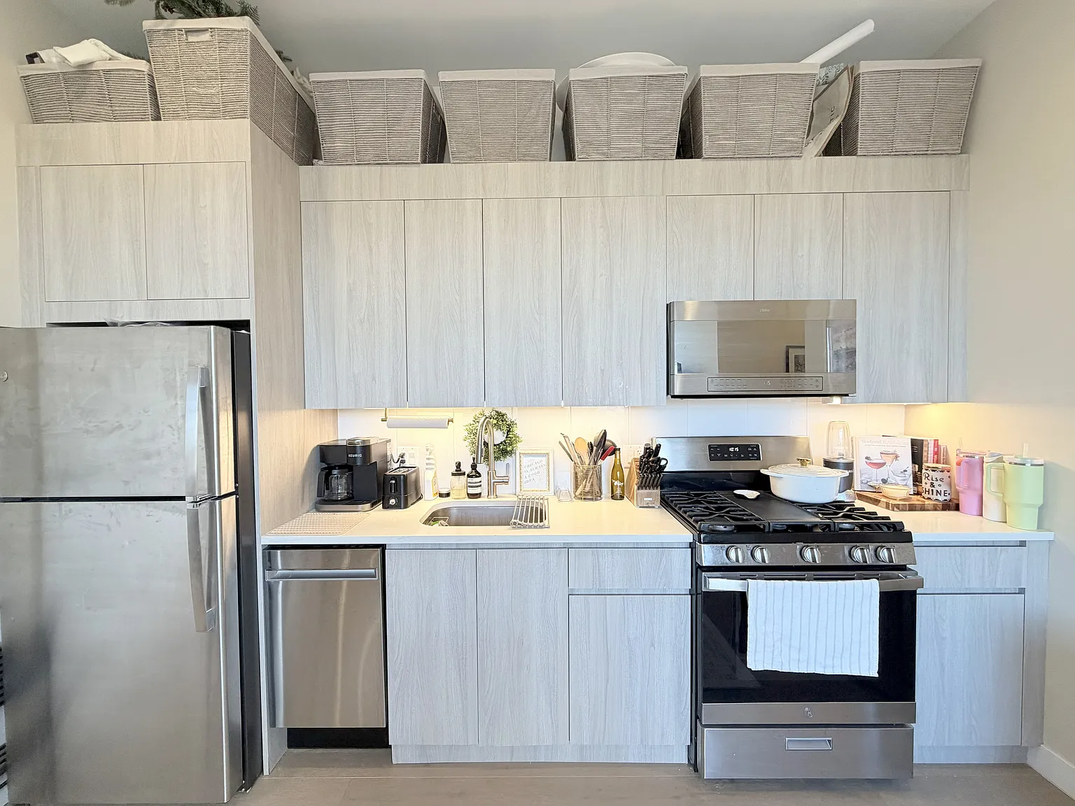 2 bed, 900 sqft, $3,350 — Photo 2