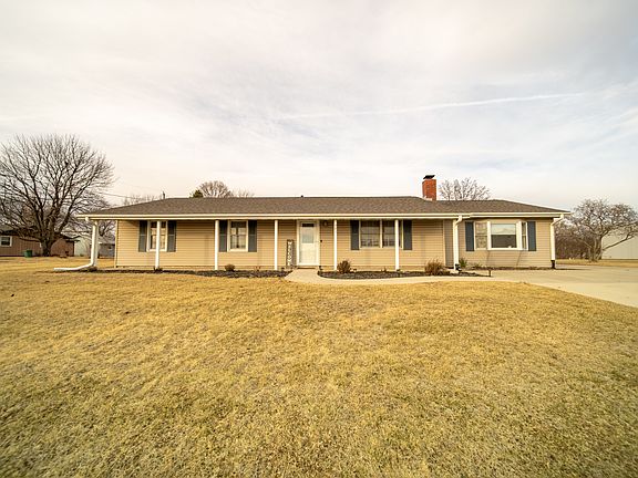 2nd image of 901 Douglas Dr