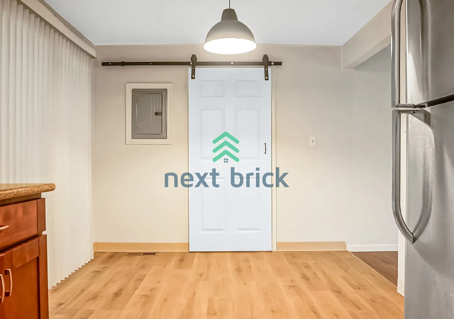 Exquisite 3-Bedroom, 1-Bath Single-Family Rambler $2,600/Month — Photo 4