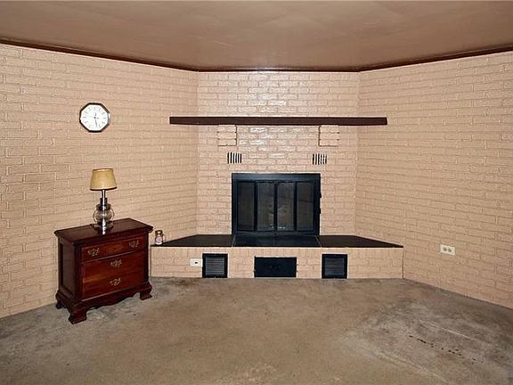 3rd image of 298 Deer Park Dr E