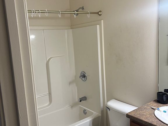 4th image of 912 N Central St #202