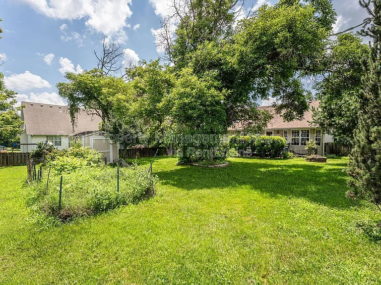 1111 W Poplar — Photo 29