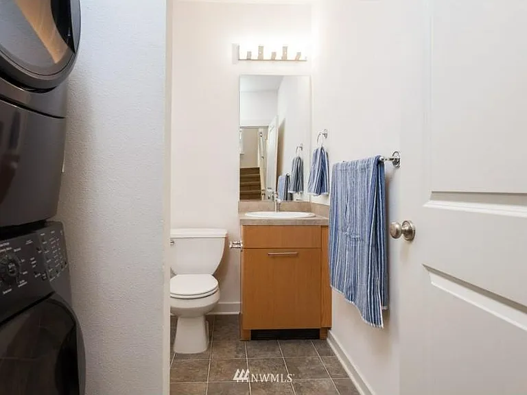 1867 NE Kenyon Ct — Photo 8