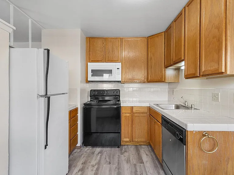 2911 Deakin St #3 — Photo 7