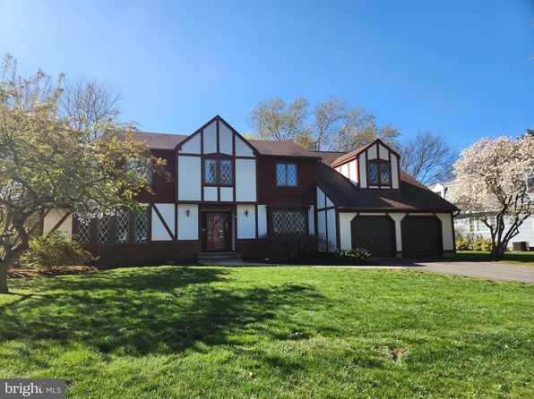 4 Ivy Glen Ln, Lawrence Township, NJ 08648
