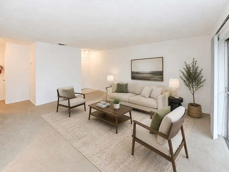 Reserve at Lake Pointe Apartments and Townhomes — Photo 7