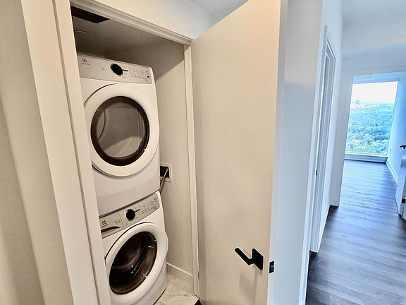 4th image of 609 Sherbourne St #4207