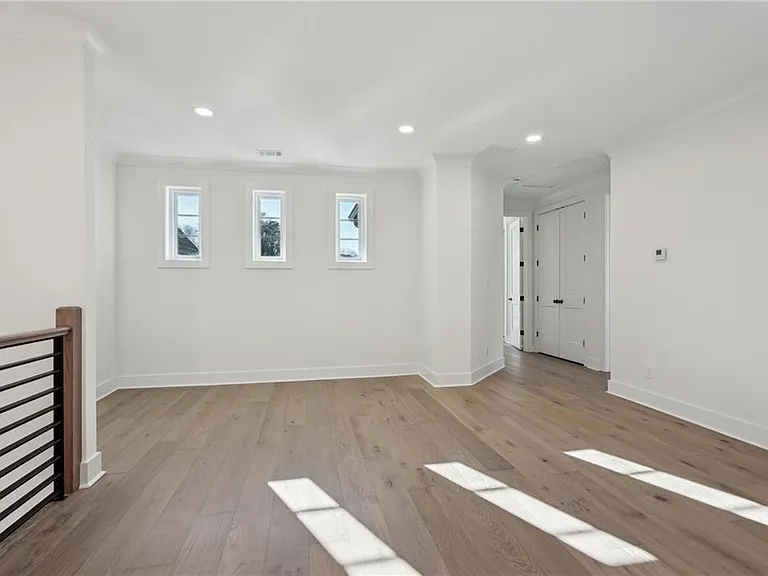 120 Thome Dr — Photo 45