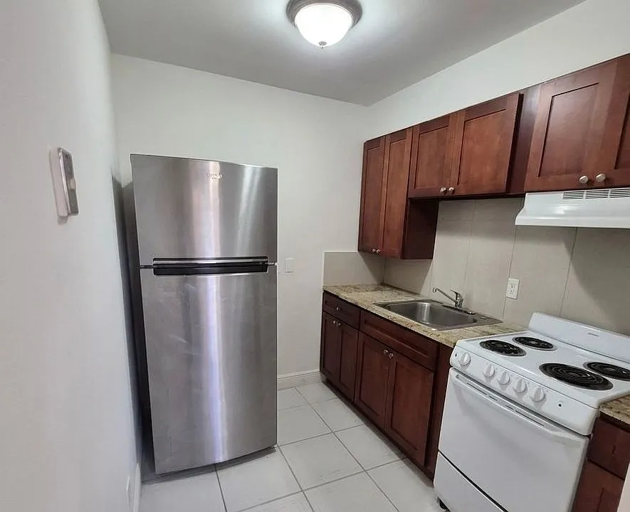 979 NW 4th St