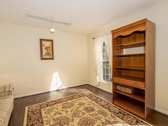 4th image of 808 Timberwood Ln