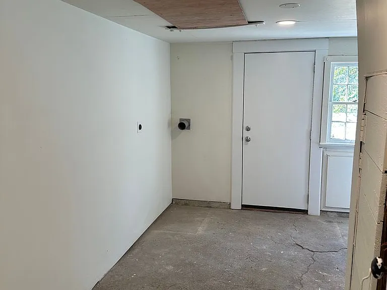 1560 Robert St — Photo 31