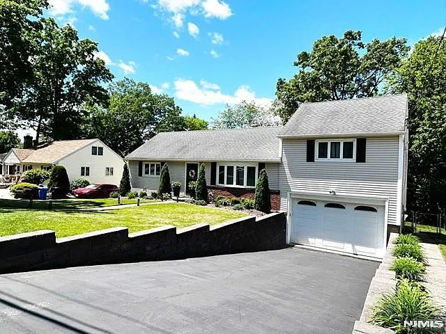 321 Maplewood Dr — Photo 2