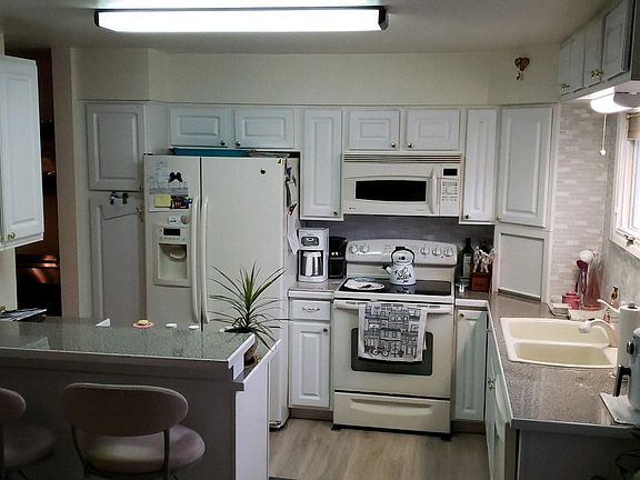 4th image of 3284 Montclaire Ct #18-H