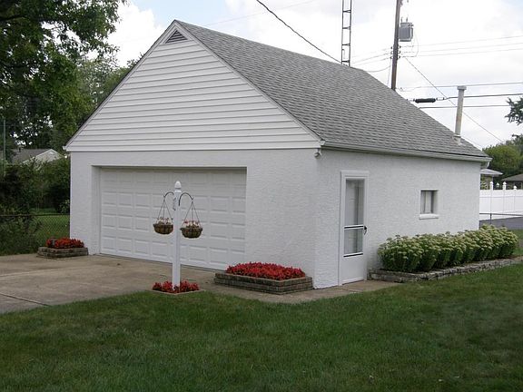 3rd image of 416 Maple Dr