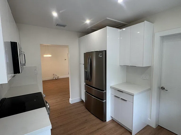 725 NE 160th Ter — Photo 6