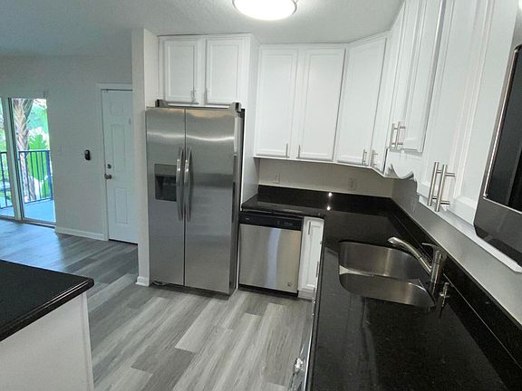 5th image of 102 N Lakeside Dr APT 8