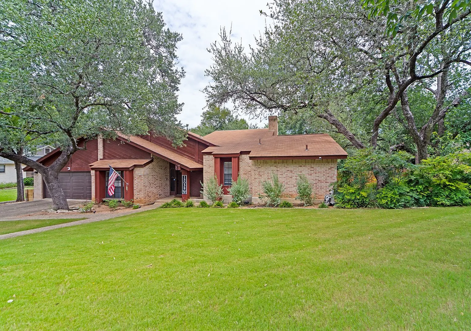 Charming 4 Bedroom Home With Pool — Photo 2