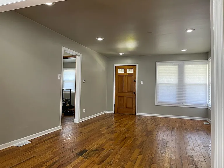 7916 S Saint Louis Ave — Photo 4