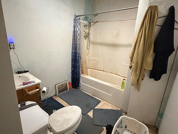 5th image of 2439 Capitol Ave