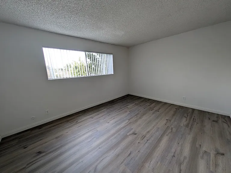 Fountainebleu Apartments — Photo 17