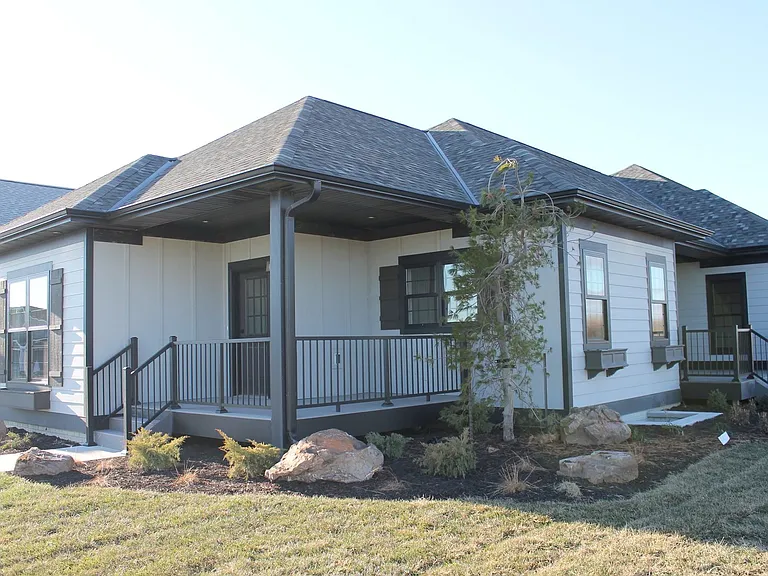 1007 E Maple Ave — Photo 1