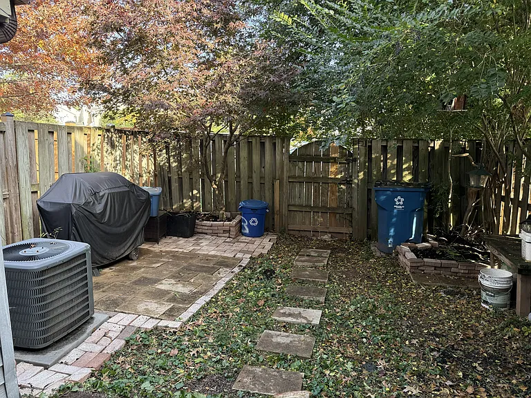 Grisby House Ct — Photo 13