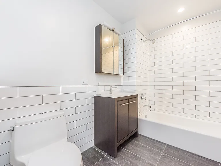 4005 Crescent St #2G — Photo 3