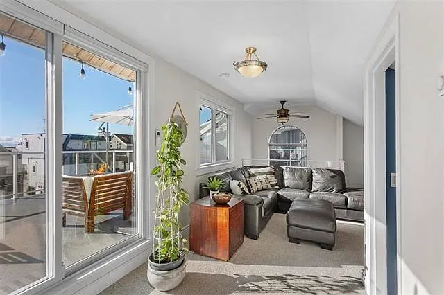 3 bed, 2259 sqft, $4,300 — Photo 4