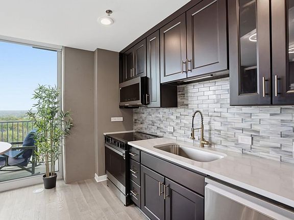 5th image of 361 17th St Unit 1720