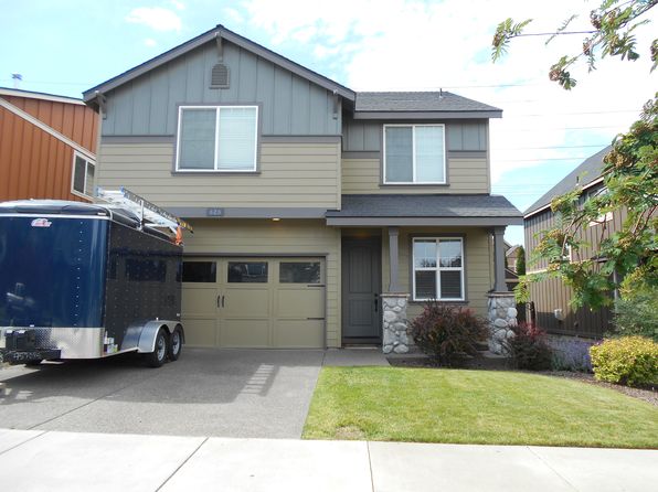 828 NE Locksley Dr