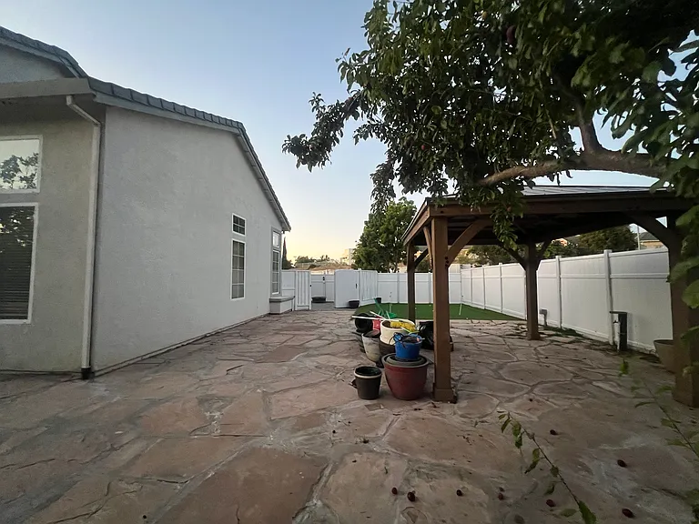 901 Hillock Ct — Photo 34